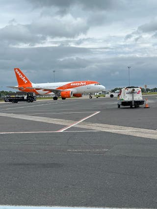 اعتذرت شركة EasyJet عن الحادث وقالت إنها تحقق في ما حدث
